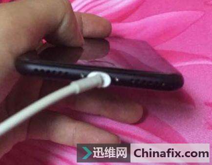 網(wǎng)友iPhone6s魔改iPhone7,這次黑的太美!