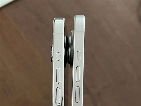 蘋果 iPhone 15 Pro 機模與 iPhone 14 Pro 對比:全新固態按鍵 蘋果 iPhone 15 Pro 機模與 iPhone 14 Pro 對比:全新固態按鍵